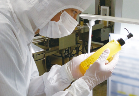 充填された製品を細部まで厳しくチェック。